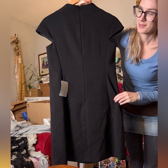 Elegant Black Midi Dress with Button Detail - Picture 5 of 11